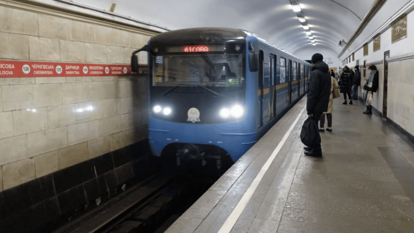 В Киеве подростки проникли в кабину машиниста поезда метро во время движения
