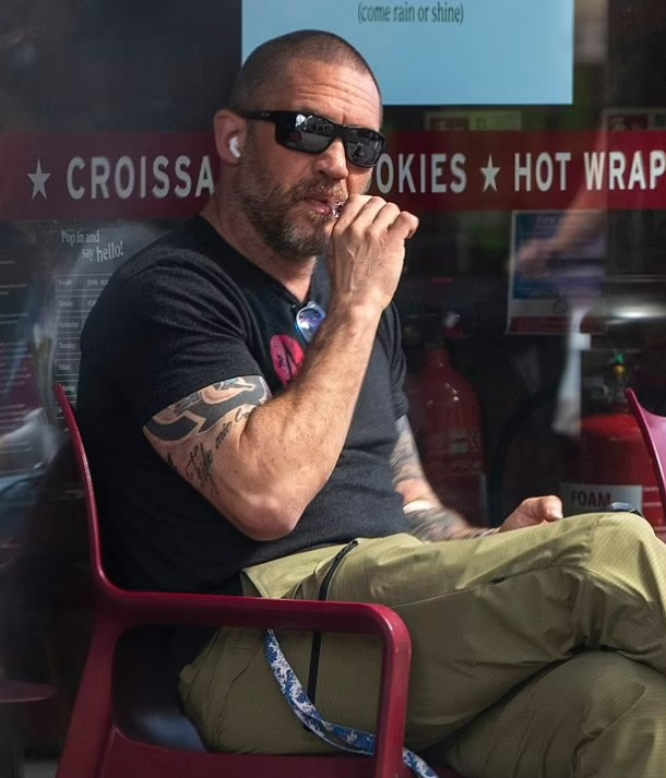 Том Гарді "спалився" з вейпом