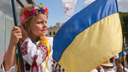 Украинцы празднуют День флага: яркие и патриотические поздравления к празднику - 285x160