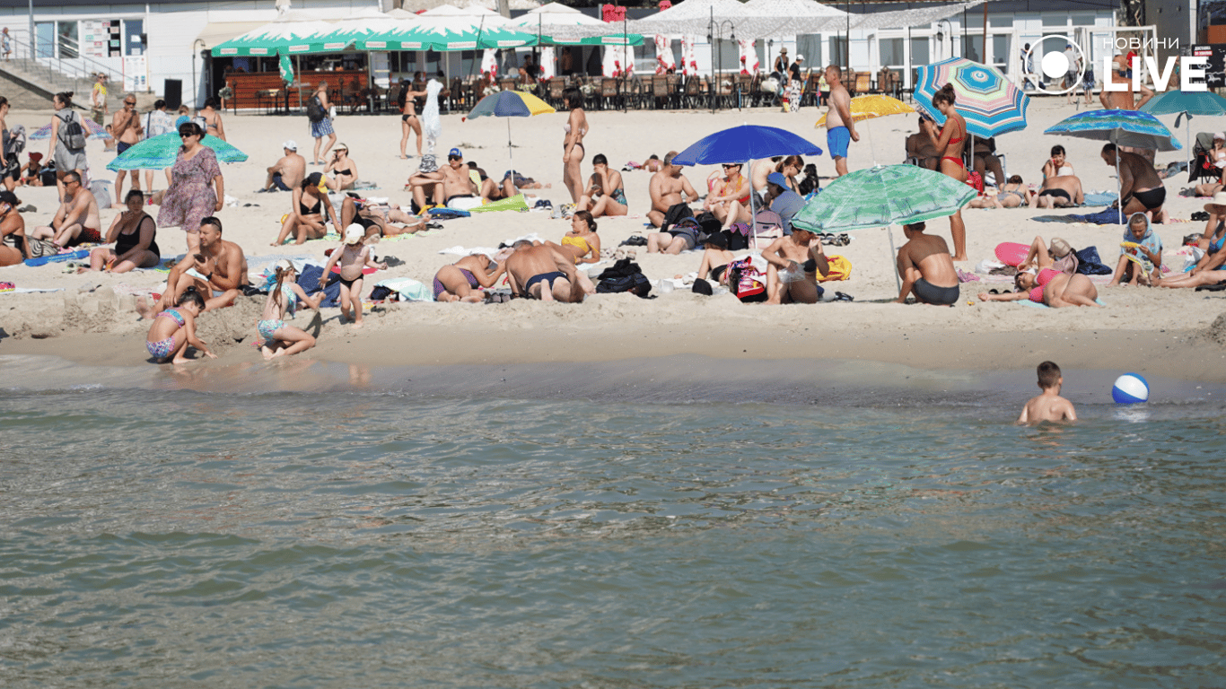 Люди на пляжі 