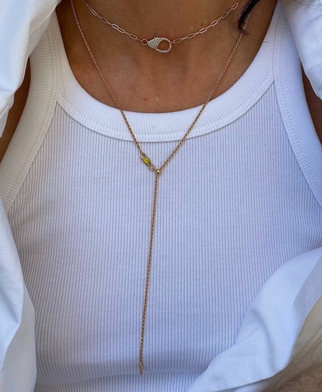 Длинные подвески идеально подходят к открытой одежде