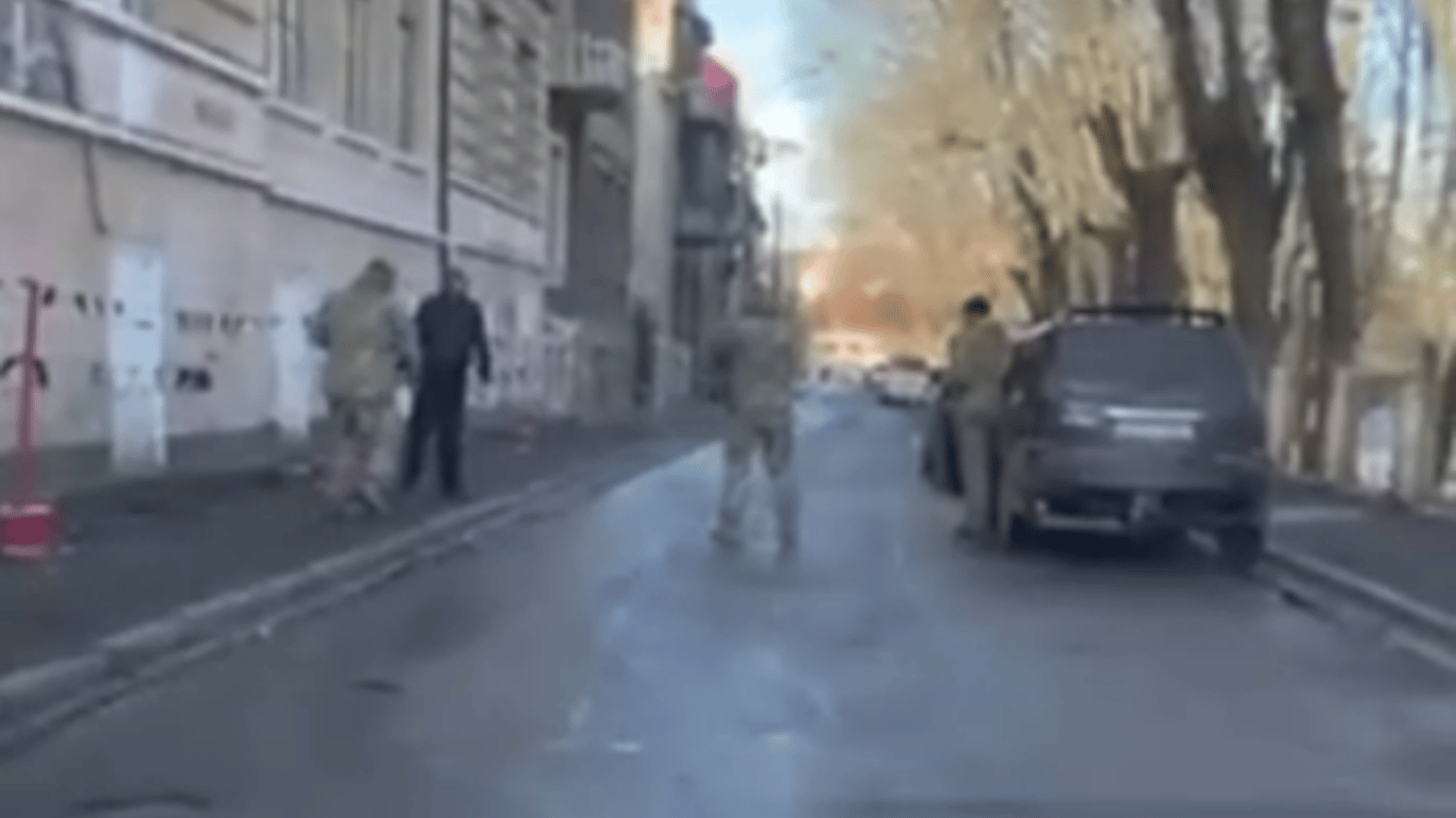 В Черновцах работник ТЦК ударил мужчину прикладом автомата — скандальное видео