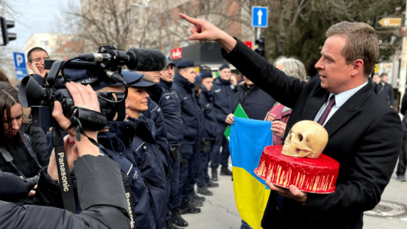 В Сербии к посольству рф принесли “торт смерти”: детали