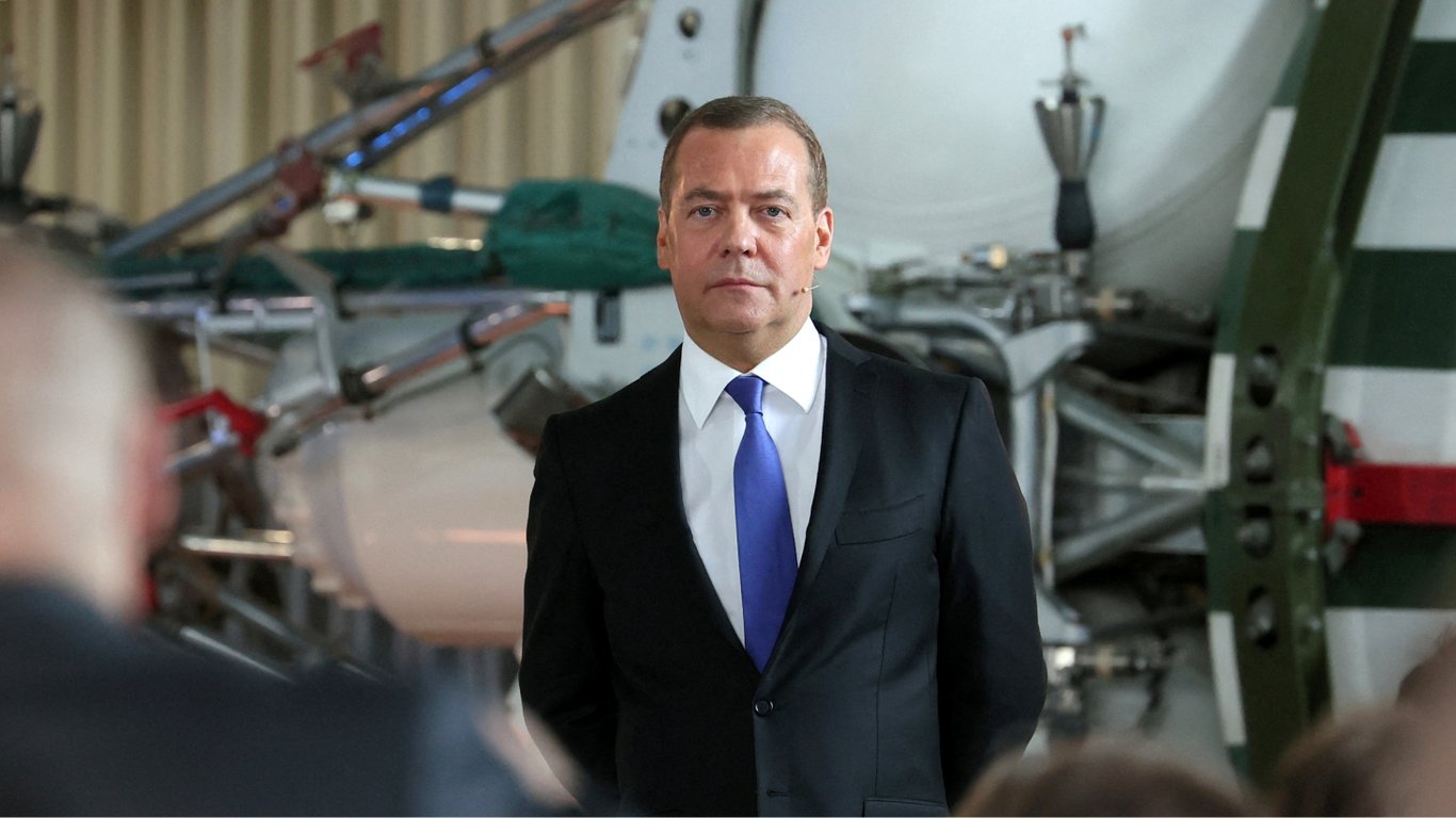 Twitter ограничил показ поста Медведева относительно Польши в английском аккаунте