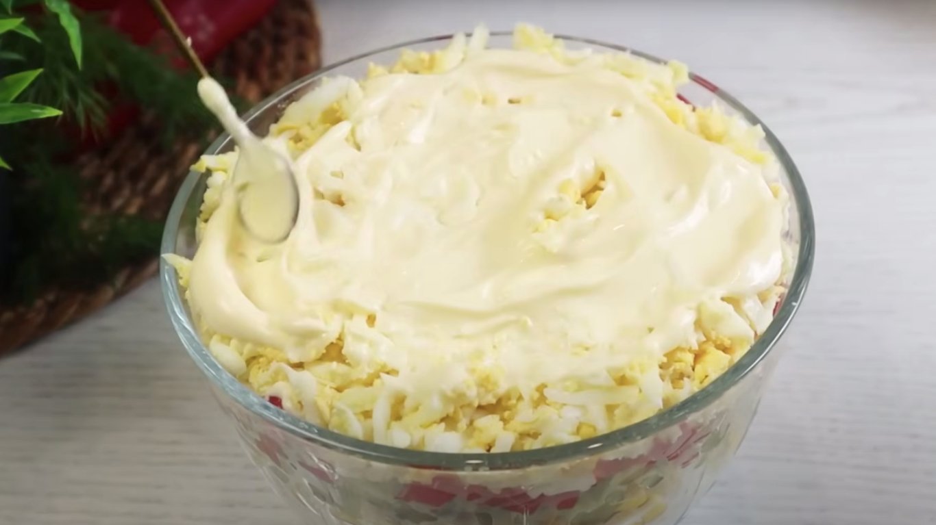 смачний салат шарами з куркою