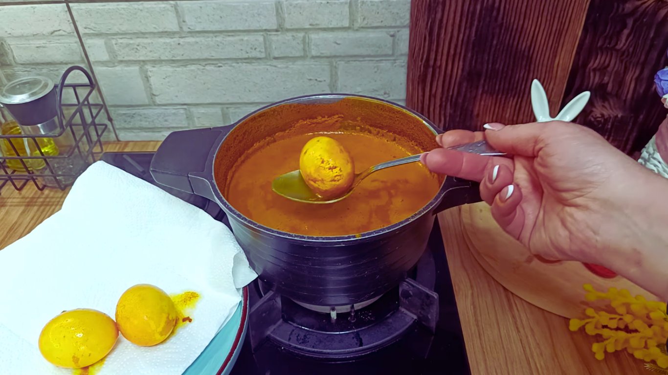 рецепт фарбування яєць куркумою