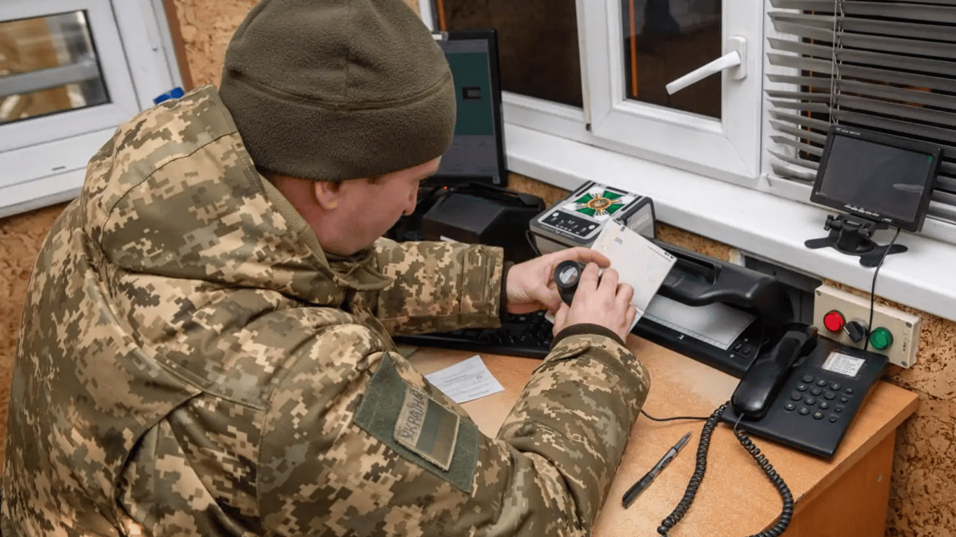 В ДПСУ відповіли, чи має право чоловік, який сам виховує дітей, виїжджати за кордон