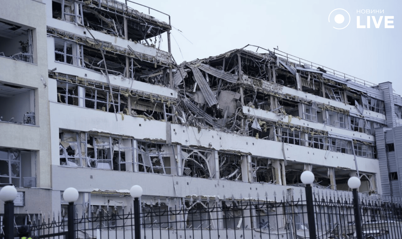 Через російський удар сильно пошкоджено офісну будівлю на Оболоні