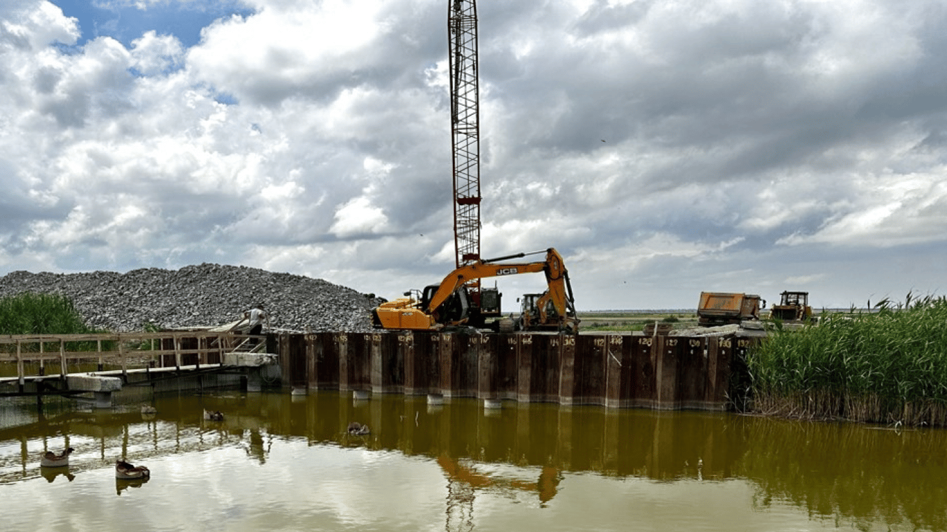 Аварійний міст на Одещині  — ремонт дороги через канал Кофа