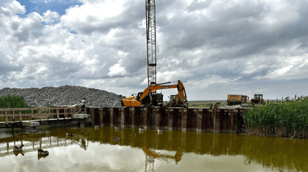 Аварійний міст на Одещині  — ремонт дороги через канал Кофа - 285x160