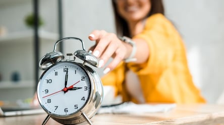 Година "назад" — як позбутись стресу через переведення годинників - 285x160