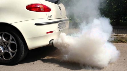 Из выхлопной трубы авто идет белый дым: является ли это проблемой - 285x160