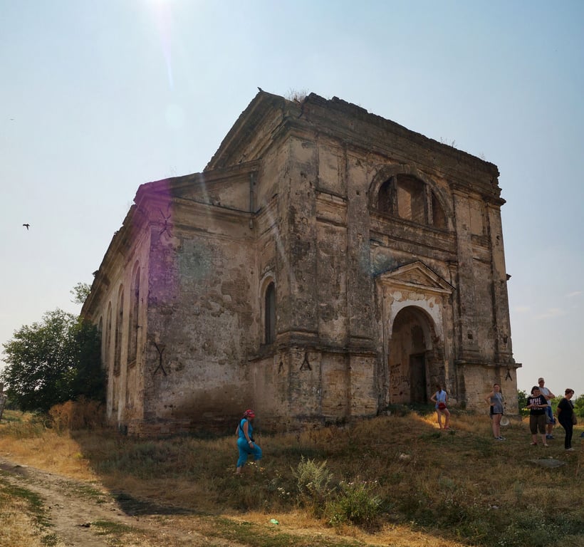 Загальний вигляд костелу в Кам’янці, що поступово руйнується без реставрації.