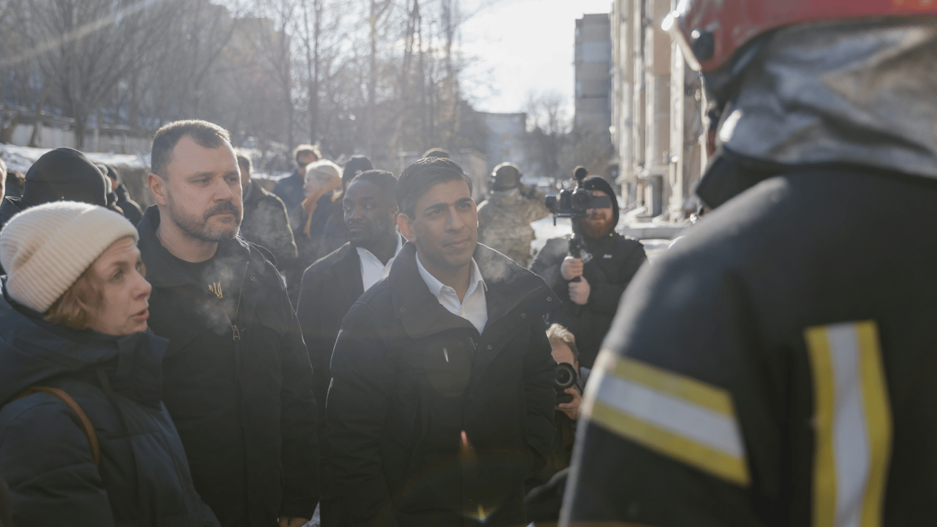 Риши Сунак побывал на месте ракетного удара РФ по многоэтажке в Киеве