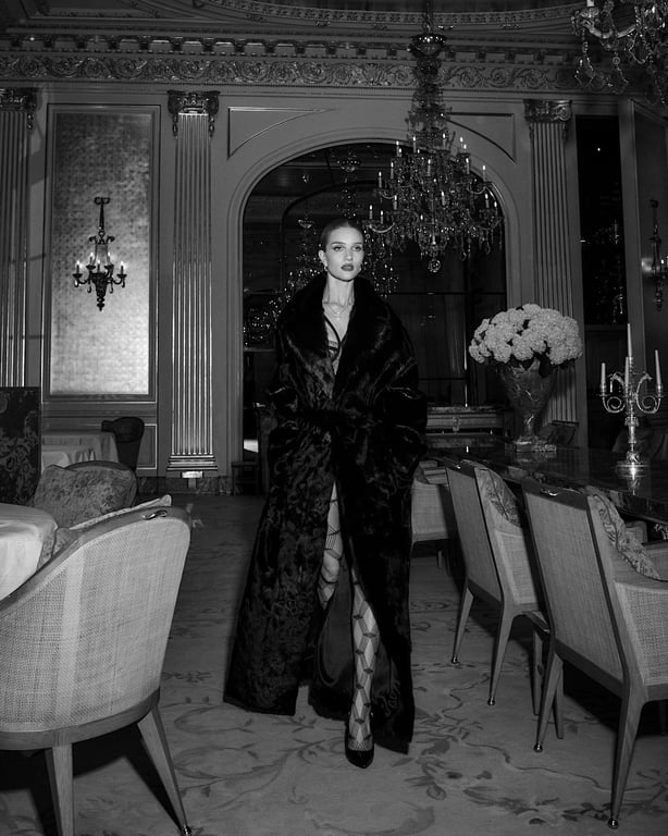 Модель Розі Гантінгтон-Вайтлі. Фото: harpersbazaar.com.au