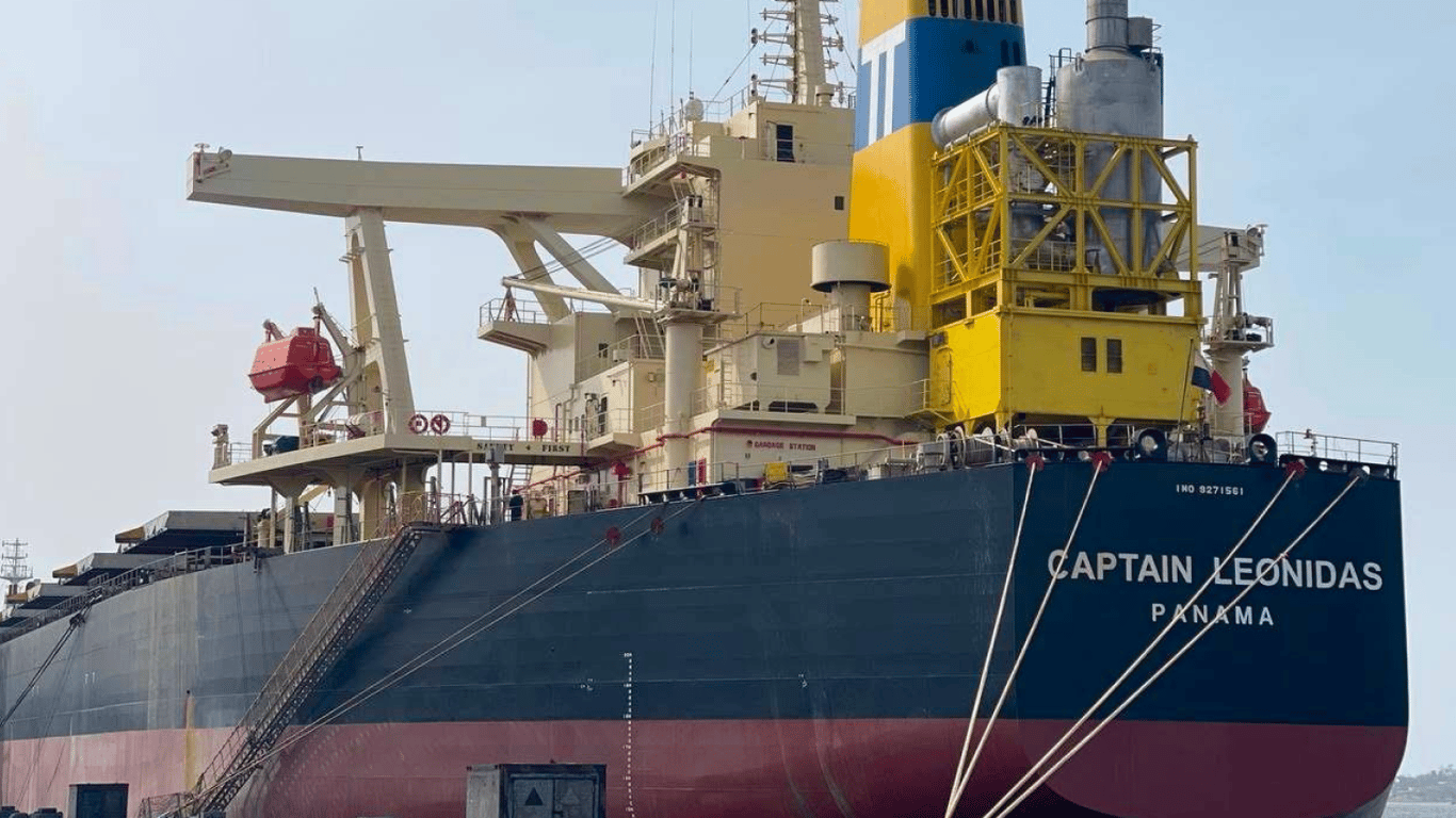 Через порт "Південний" експортували майже двісті тисяч тонн вантажу за один раз - фото 1