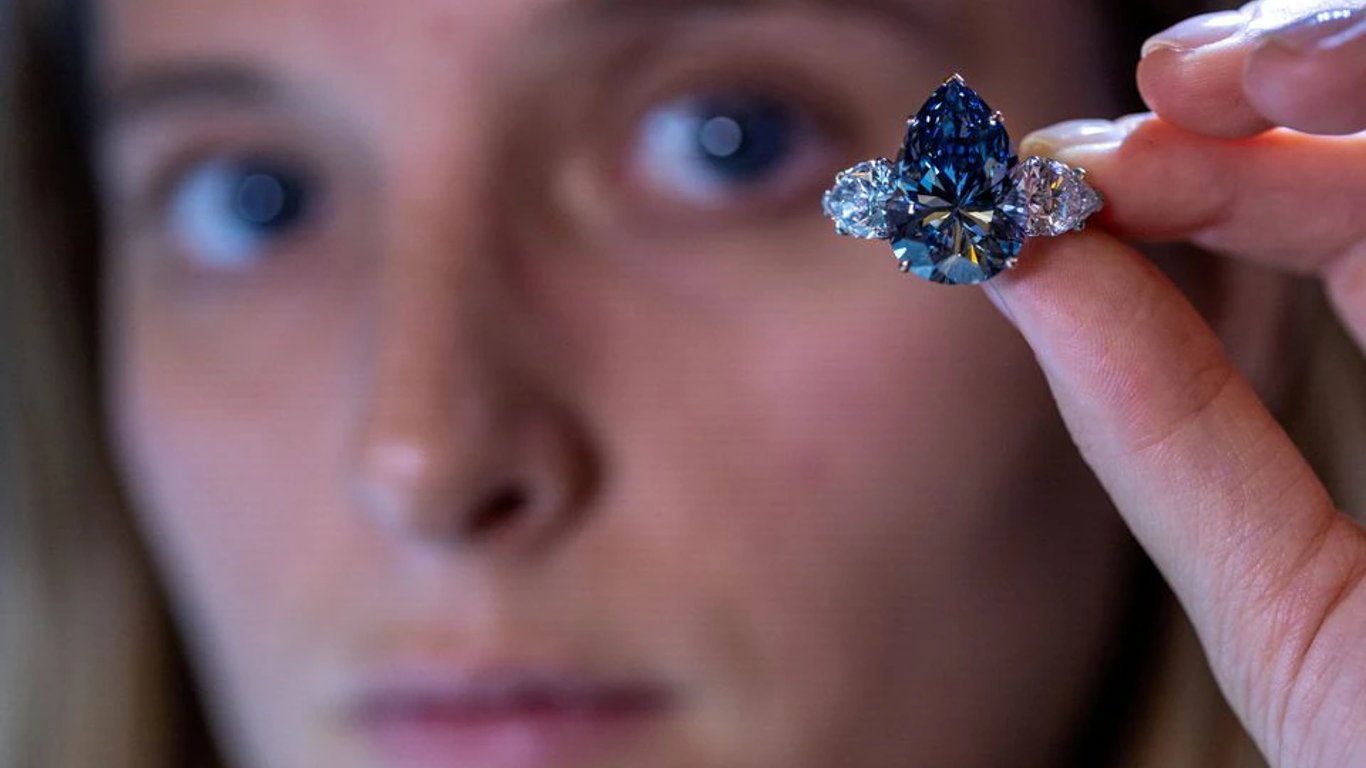 У Швейцарії продали найбільший у світі блакитний діамант — яка його вартість