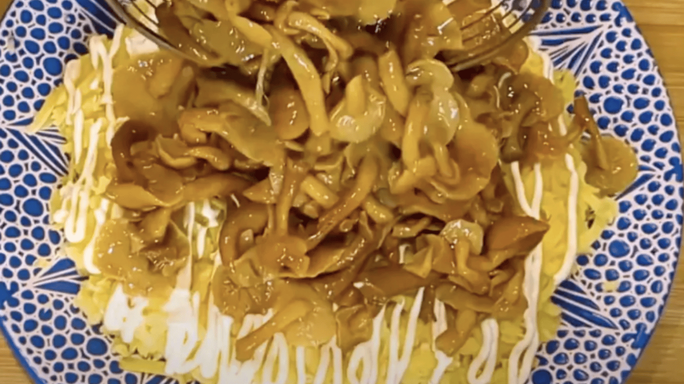 осінній салат з грибами та овочами