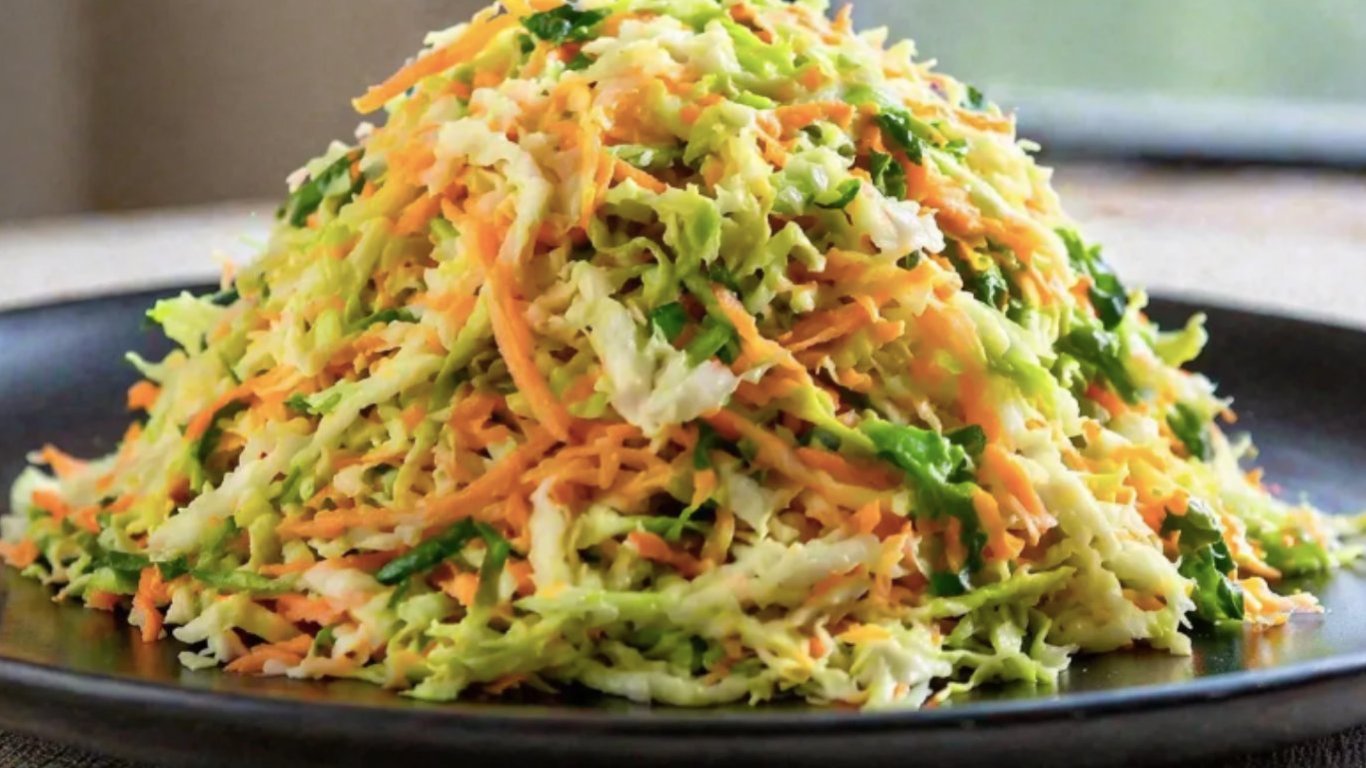 Салат-п’ятихвилинка до шашлику: капуста залишається хрумкою надовго