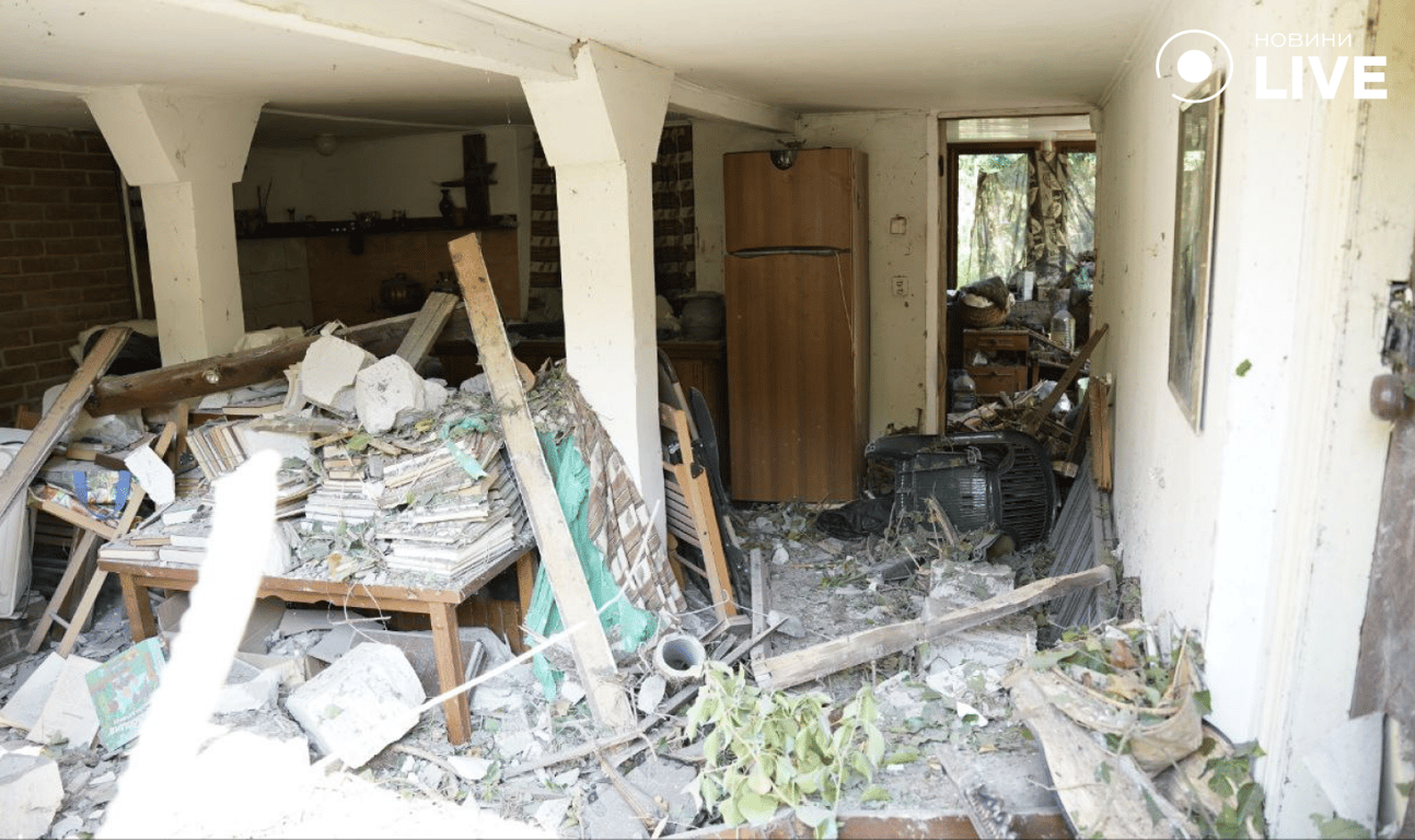 Руїни всередині будинку, який пошкодив російський дрон