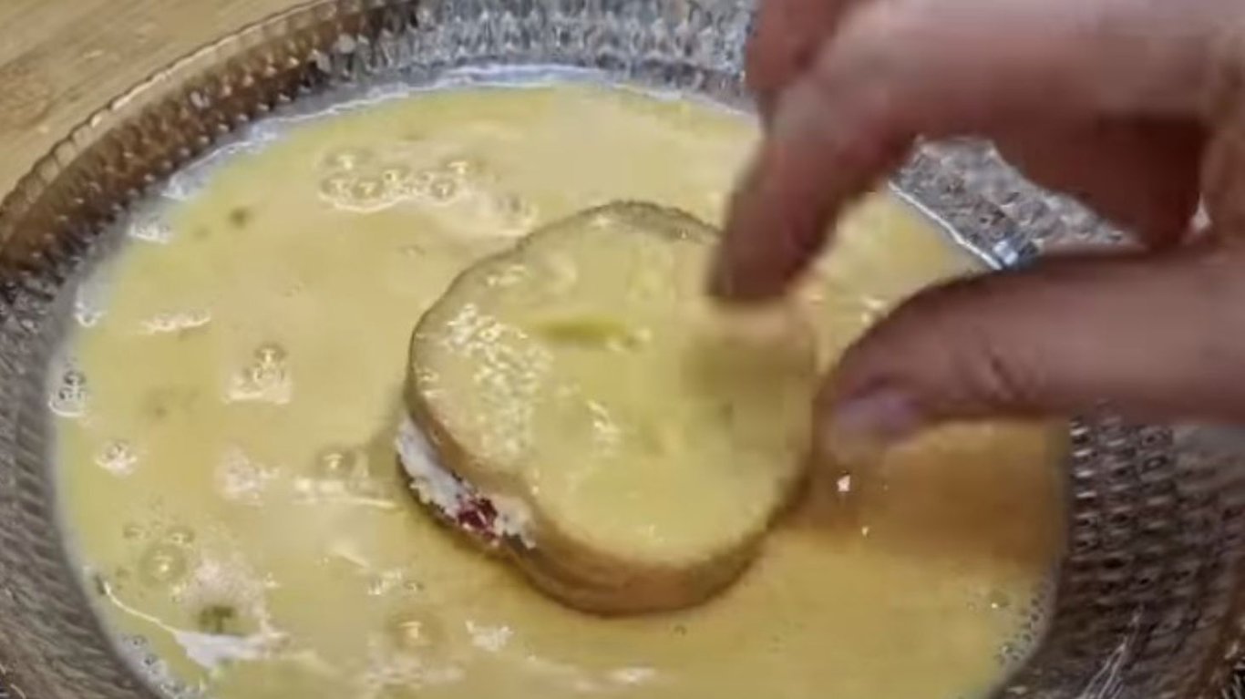 смачний сніданок з батона 