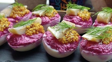 Закуска під 50 грамів — фаршировані яйця з буряком та оселедцем - 285x160