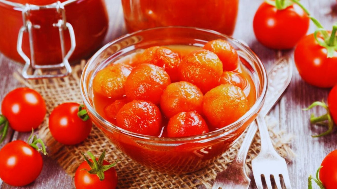 Помідори в томаті 2 в 1 — відео рецепт