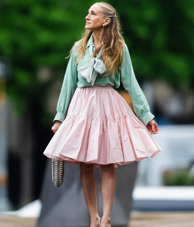 Образи Керрі Бредшоу у серіалі "І просто так...". Фото: instagram.com/andjustlikethatcostumes