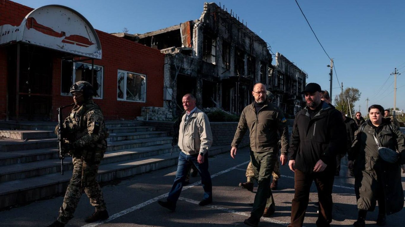Разрушенная деревня на Харьковщине станет "лучше, чем было", — Шмигаль