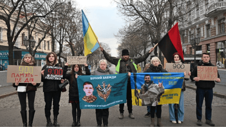 Центр Одессы остановился на минуту молчания — фоторепортаж - 290x166