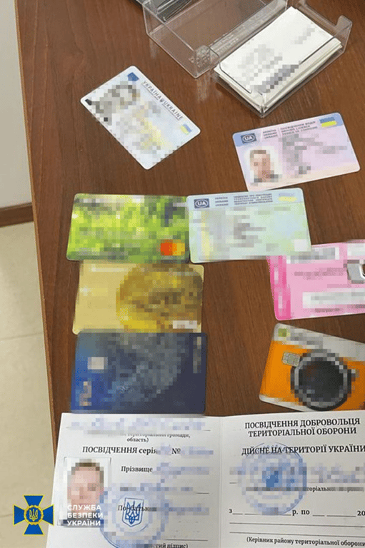 СБУ повідомила про підозру ексчиновнику, який сприяв втечі ухилянтів з України як волонтерів