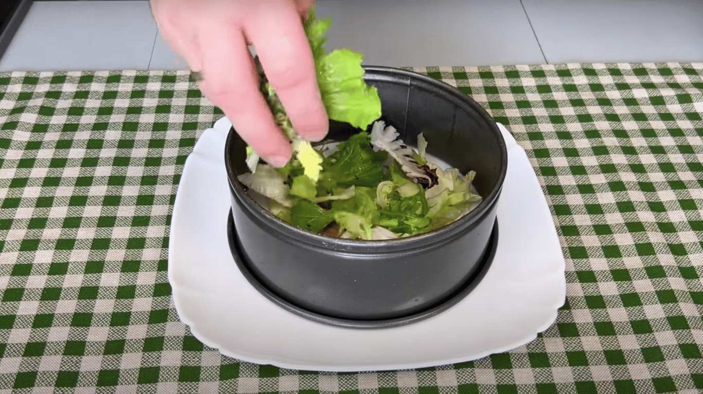 рецепт з салатом та ковбасою