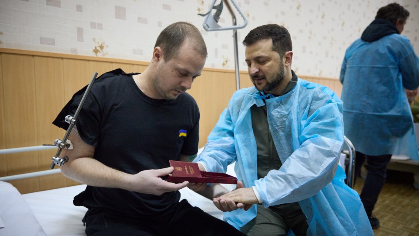 Зеленський на Чернігівщині відвідав поранених військових та вручив їм нагороди