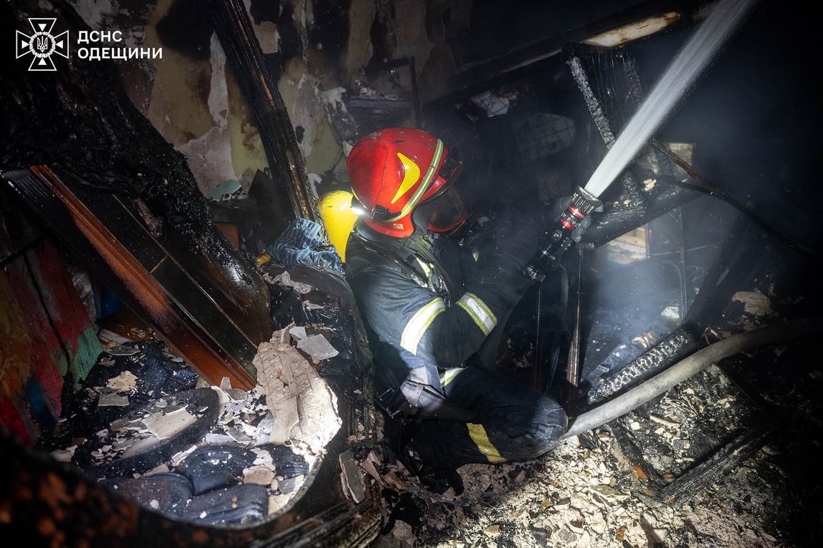 Вогонь у центрі Одеси — з’явилися фото з місця події - фото 3