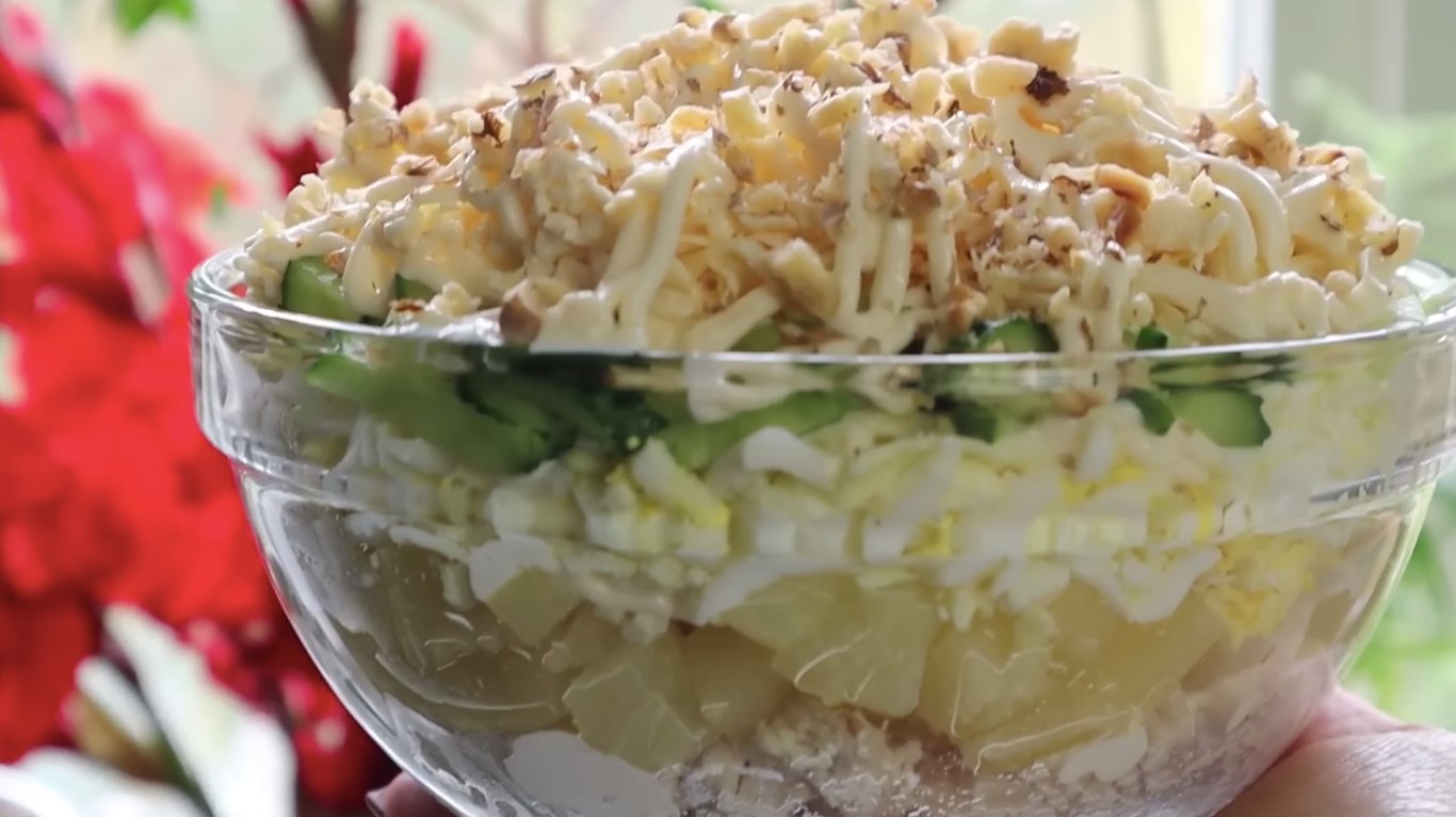 смачний салат з куркою та ананасами