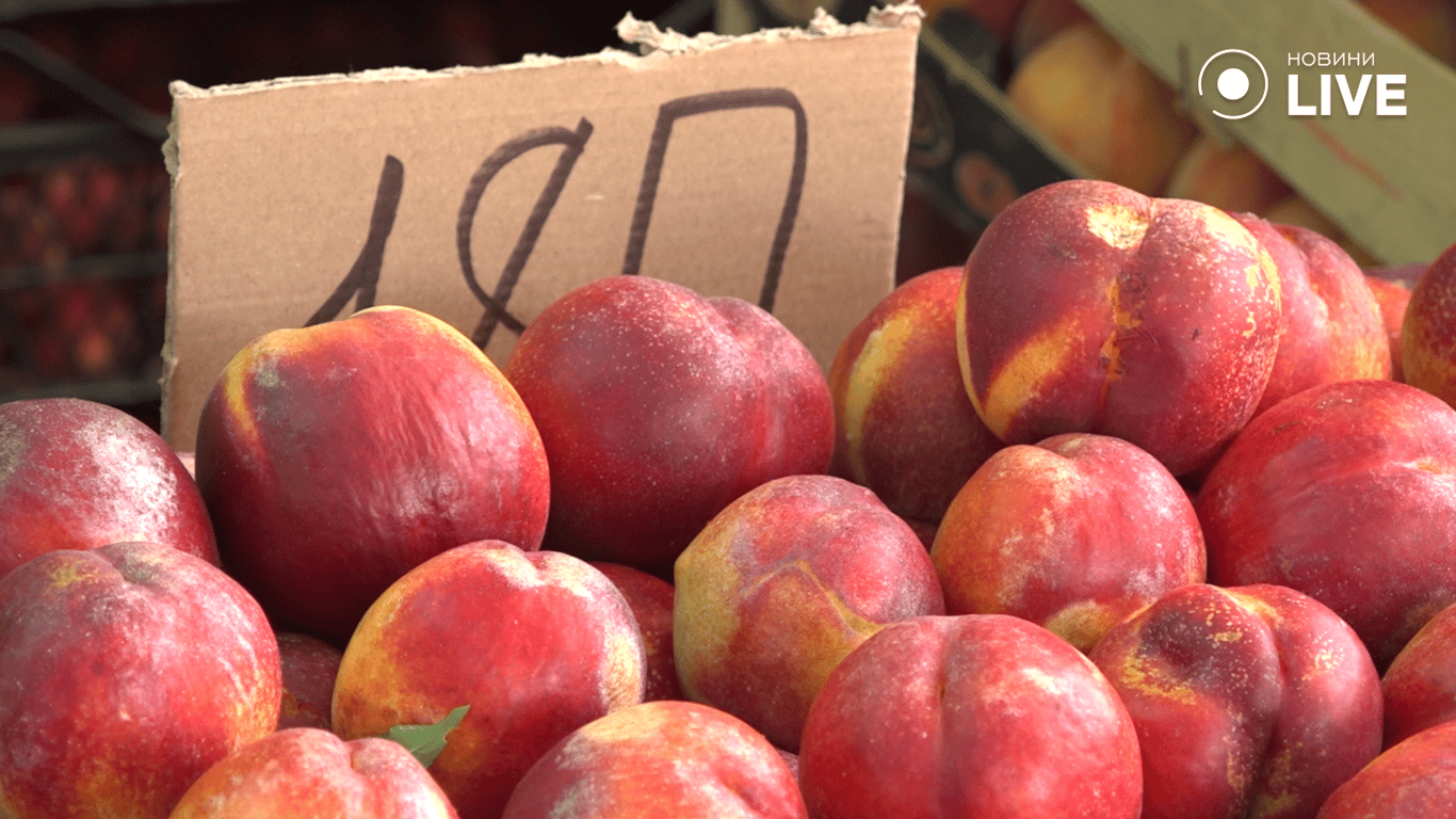 Персики на базарі