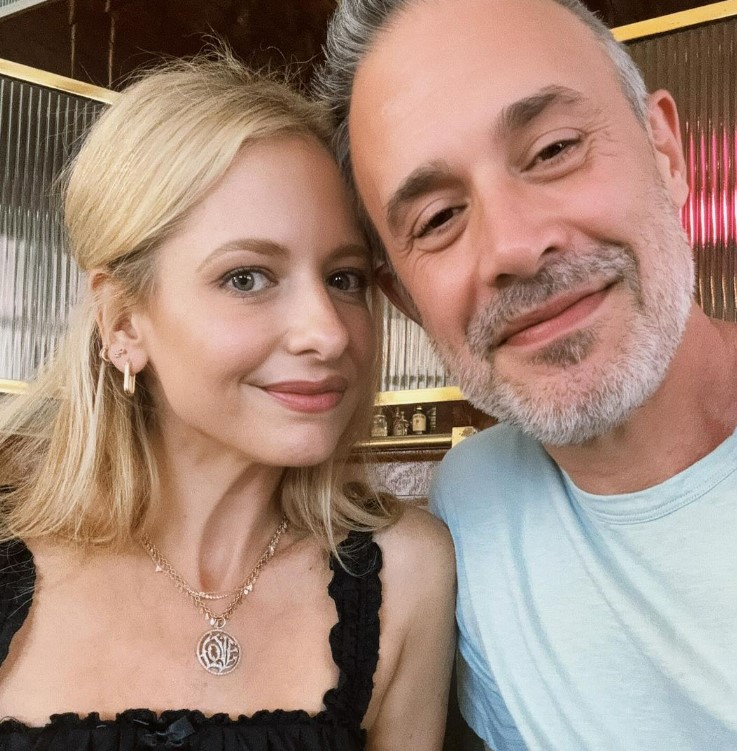 Більше 20 років разом — зірка серіалу "Баффі – переможниця вампірів" відсвяткувала річницю шлюбу - фото 1