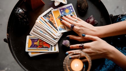 Tarot horoscope for November 25 for all zodiac signs - 285x160