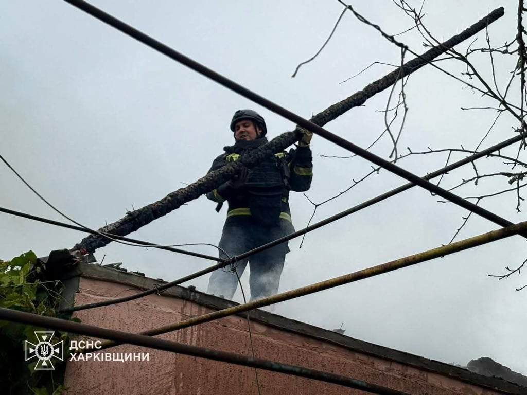 Рятувальник розбирає завали