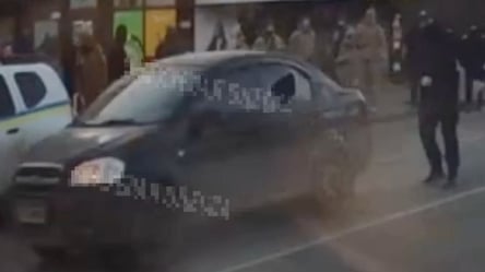 В Одессе ТЦК выбили стекло в легковом автомобиле —  подробности инцидента - 285x160