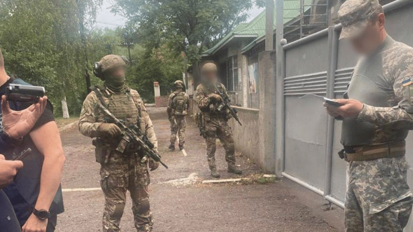 В Україні розкрили велику схему ухилення від призову: у військкоматах проводяться обшуки