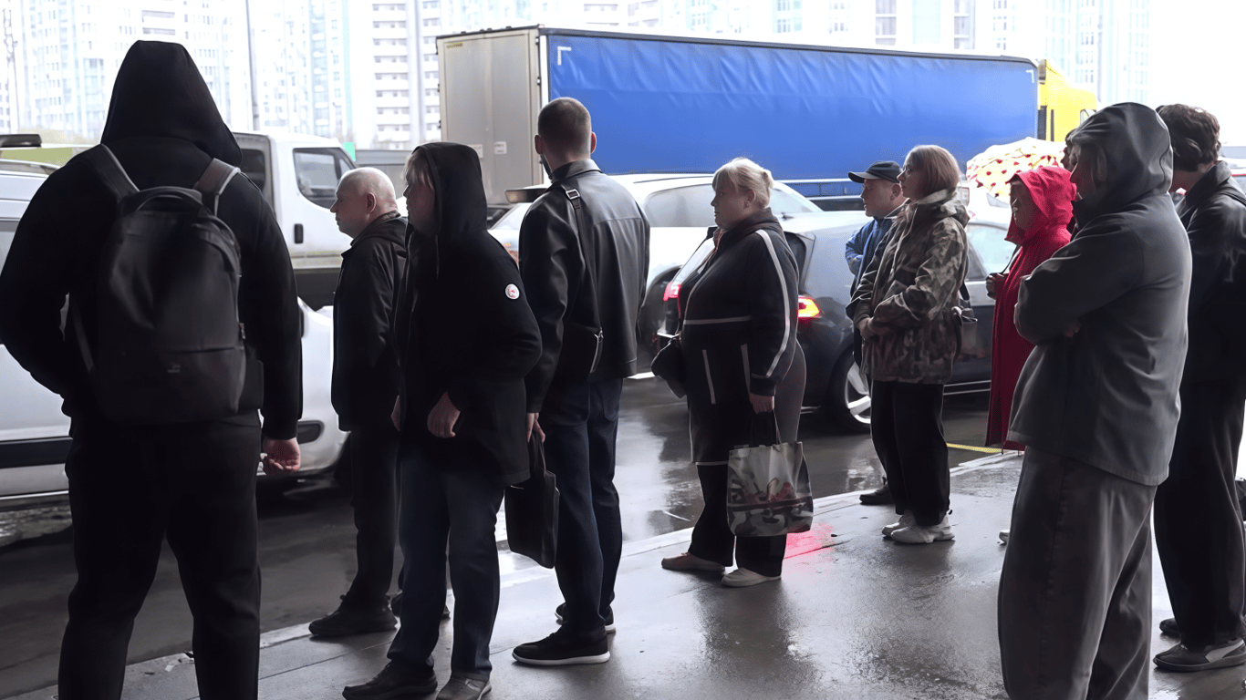 Затори біля Південного мосту: Київ скував транспортний колапс