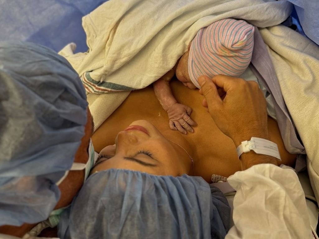 Акторка Дженна Довен з чоловіком та дитиною