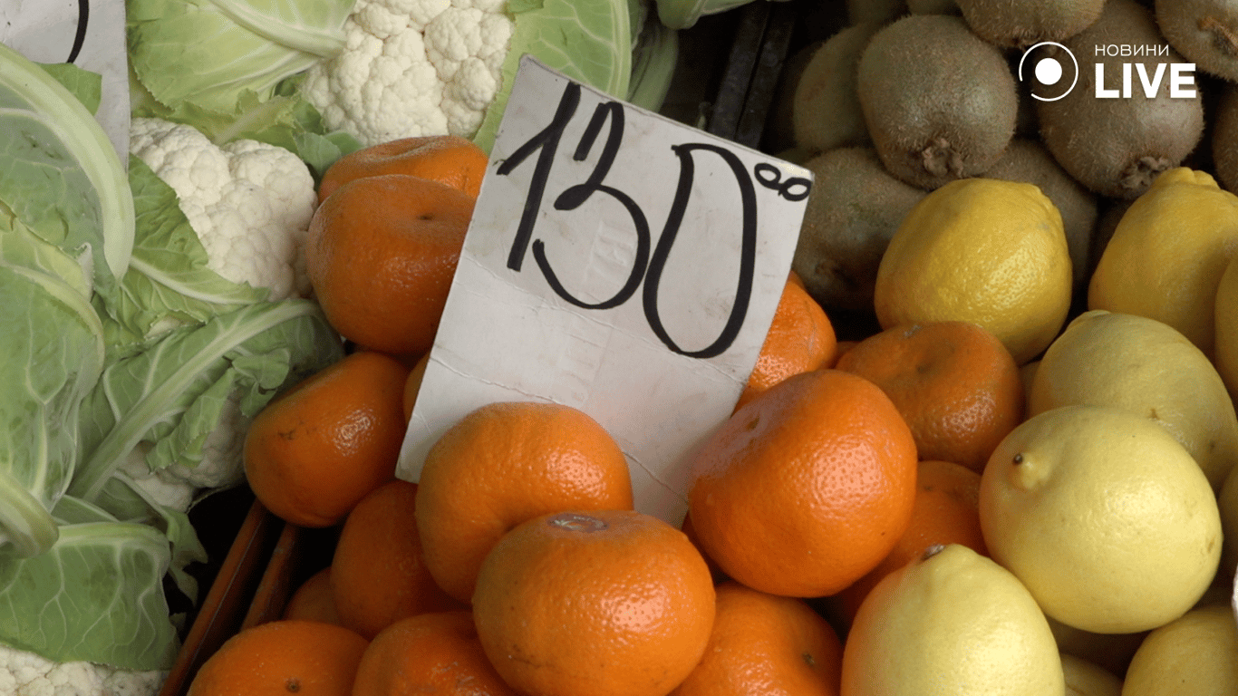 Цитрусові на прилавку базару