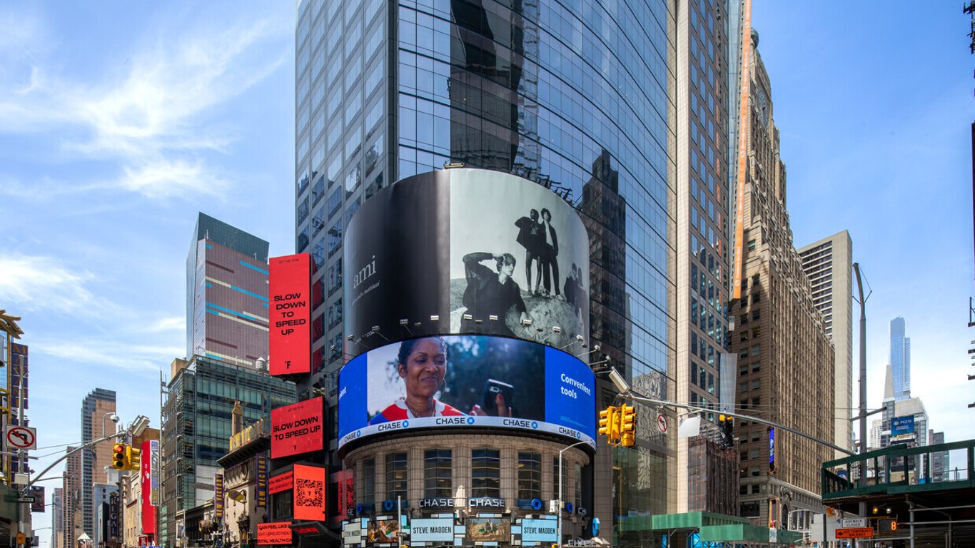 На Таймс-сквер в Нью-Йорке призывают передать Украине замороженные активы России