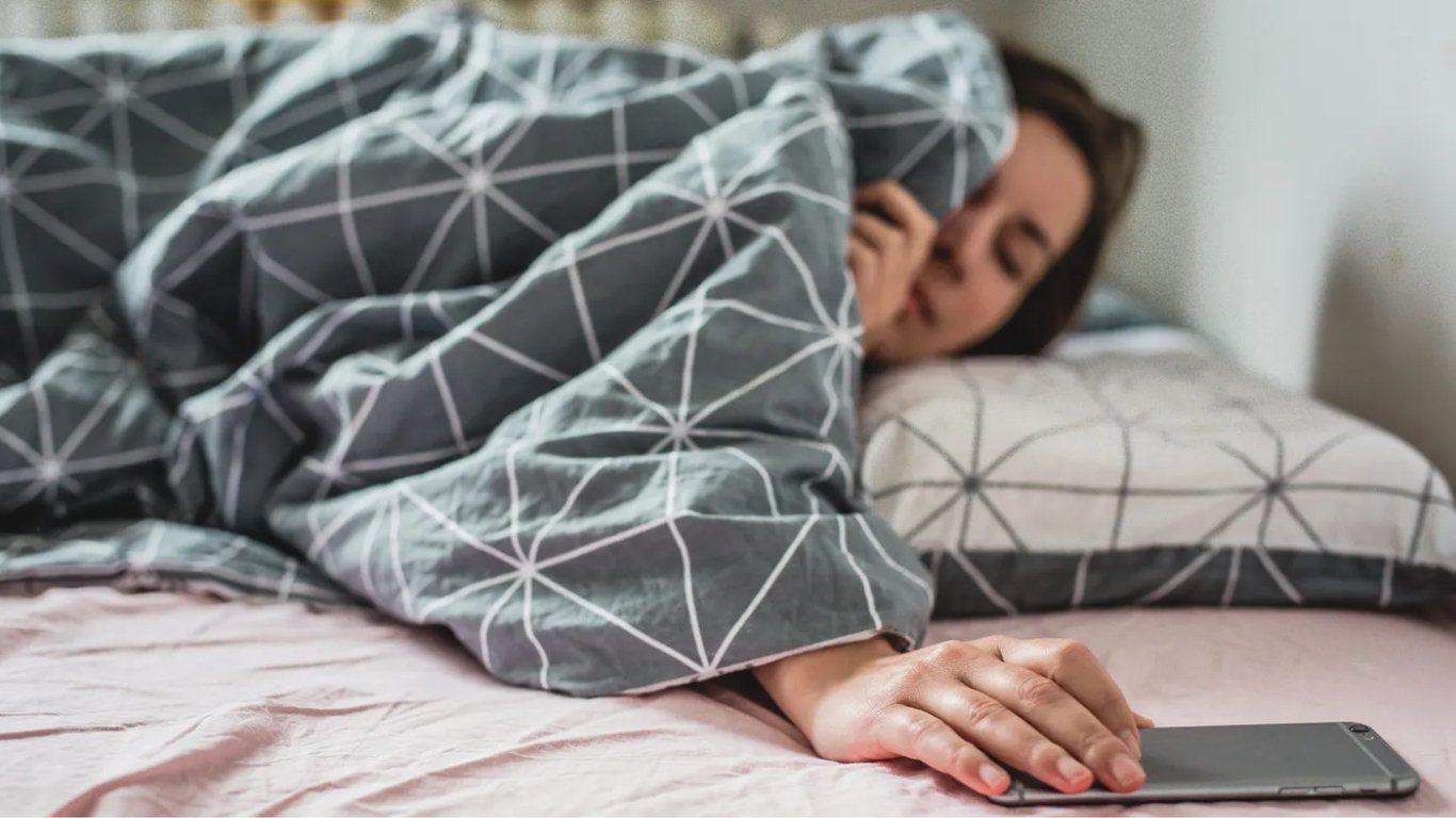 Звичка відкладати будильник вранці покращує когнітивні здібності — дослідження