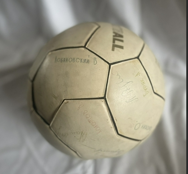 Футбольный мяч на аукционе