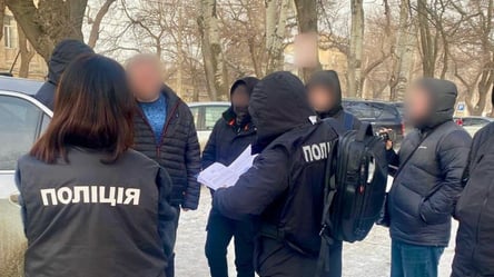 В Одесі затримали підприємця, який вимагав хабар з військового за інвалідність матері - 285x160