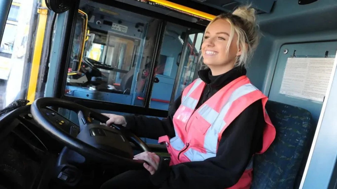 Нехватка рабочей силы — в Одессе предлагают обучать женщин управлению автобусом