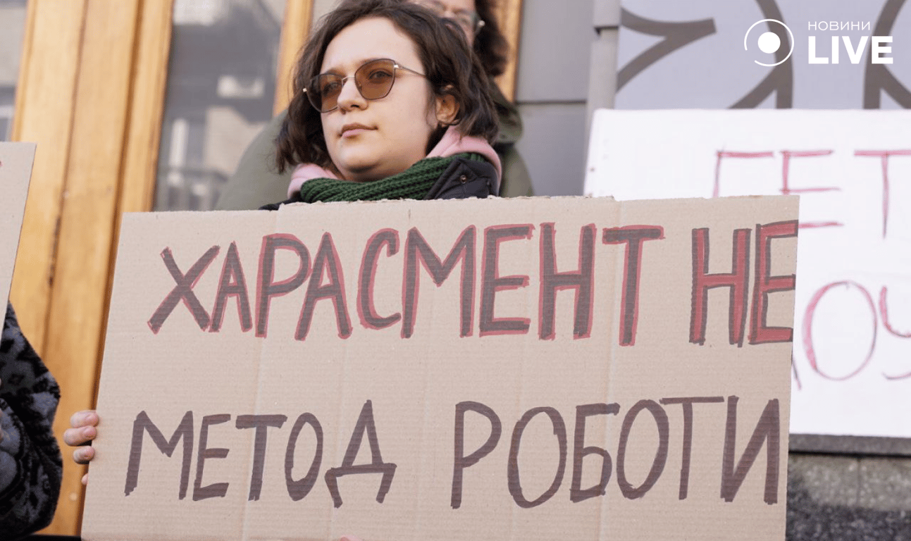 Акція на підтримку жертв насильства у молодому театрі